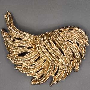 Gold Tone 60's Retro Twisted Rope Angel Wing VGT Gift